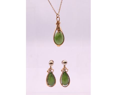 A 9 ct gold and jade pendant necklace and a matching pair of earrings.  Pendant 3 cm high, chain 41 cm long, earrings 3 cm hi