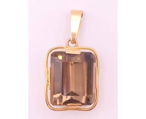A 18 K gold and smoky quartz pendant. 4 cm high. 13 grammes total weight.