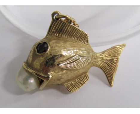 9ct gold fish pendant with ruby eyes and pearl bubble - approx. 3cm long - total weight 5.5g