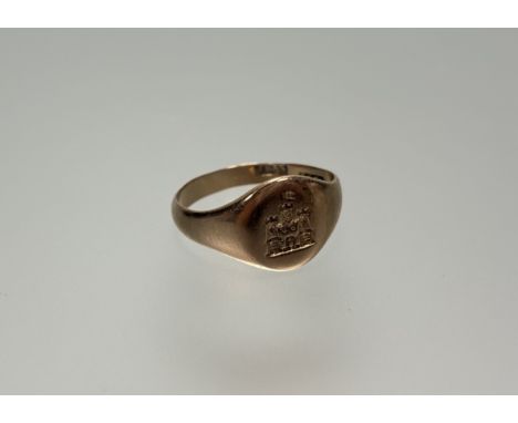 An Edwardian 15ct gold cast signet ring with castle crest J/K 2.53g 