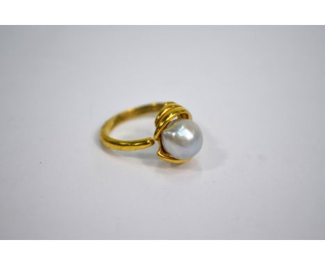 A single baroque cultured pearl ring, 9ct yellow gold, with adjustable shank