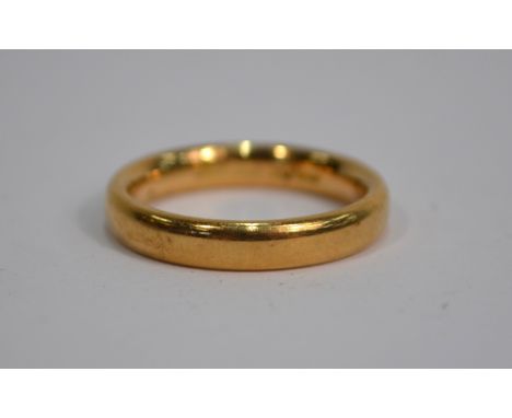 An 18ct yellow gold court style wedding band, approx 4.5g, size K