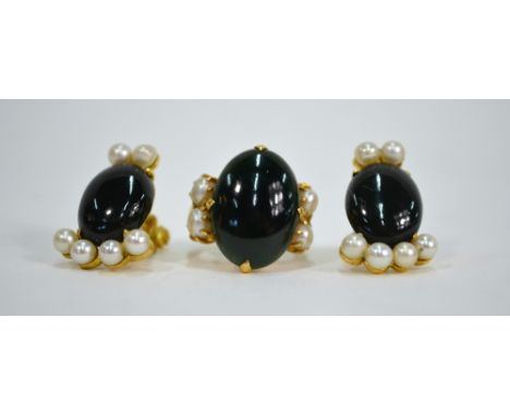A dark green oval jade cabochon set ring, with pearls either side, to/w matching screw earrings, yellow metal with Eastern ma