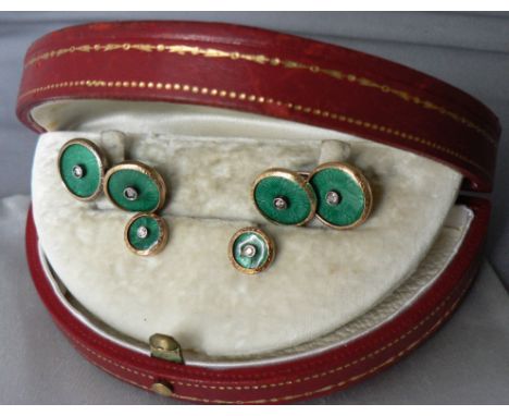 Paire de BOUTONS de plastron en or jaune, en forme de disque à rehaut d’émail translucide vert, ponctué d’un diamant, signés 