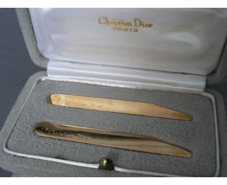 Paire de BAGUETTES de col en or jaune, signées Christian DIOR, dans son écrin. Poids 5,80 g
