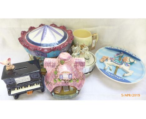 Tray of 5 various musical pieces incl. merry-go-round horse plate, ale jar and a piano money box (6 pieces)