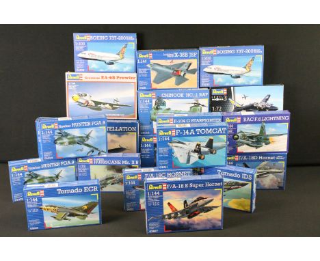21 Boxed Revell 1/144 - 1/72 plastic model plane kits to include 04252 Lufthansa L1049 G Super Constellation, 4055 Grumman EA