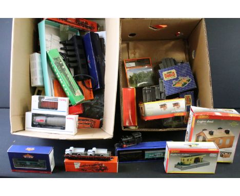 Quantity of OO / HO gauge model railway to include 19 x boxed items of rolling stock featuring 14 x Marklin, Hornby, Bachmann