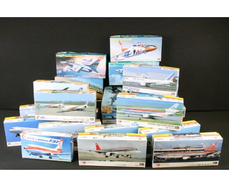 31 Boxed &amp; unbuilt Hasegawa plastic model kits to include 22 x 1/200 &amp; 9 x 1/72 featuring 1/72 815 General Dynamics F