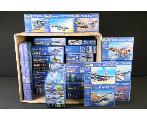 31 Boxed Revell plastic model kits to include 19 x 1/144, 6 x 1/72, 3 x 1/48, 2 x 1/94 &amp; 1 x 1/200 featuring 1/48 04552 F