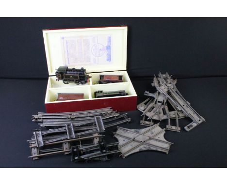 Group of Hornby O gauge model railway to include 2 x locomotives featuring 0-4-0 50153 in green and 0-4-0 82011 in BR black, 