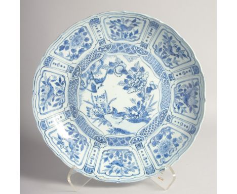 A LARGE CHINESE WANLI PERIOD BLUE AND WHITE KRAAK WARE PORCELAIN DISH, painted with a central panel depicting a bird and flor