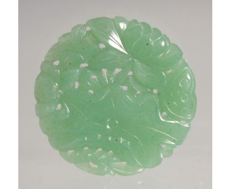A SMALL CHINESE CARVED AND PIERCED JADE PENDANT, 3cm.