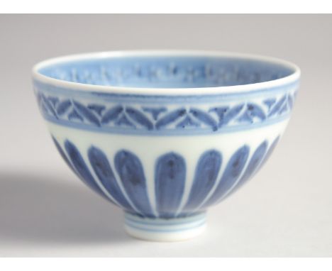 A CHINESE MING STYLE BLUE AND WHITE PORCELAIN CUP, 9cm diameter.