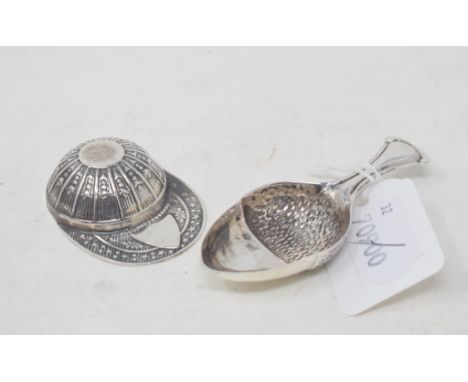 A silver jockey cap caddy spoon, and another (2) Condition report Report by NG

Modern
