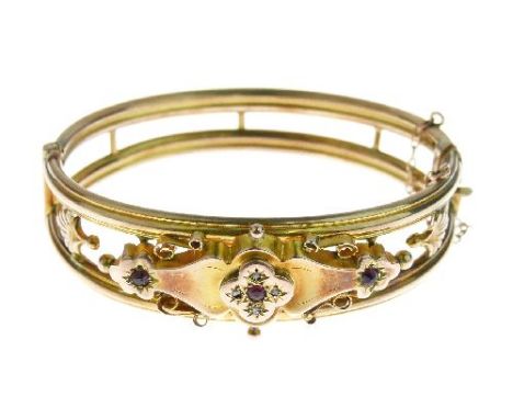 Edwardian 9ct gold hinged bangle, Birmingham 1907, the frontispiece set with red pastes and rose diamonds, internal diameter 