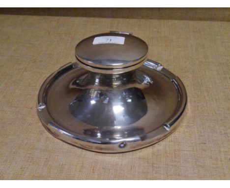 A large Edwardian capstan inkwell, Birmingham 1909, with original glass liner, loaded. Diameter 20.5cm