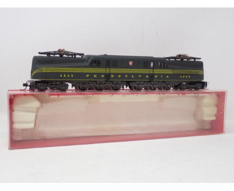 AHM HO scale G.G.1. Electric Locomotive in Pennsylvania livery, boxed 