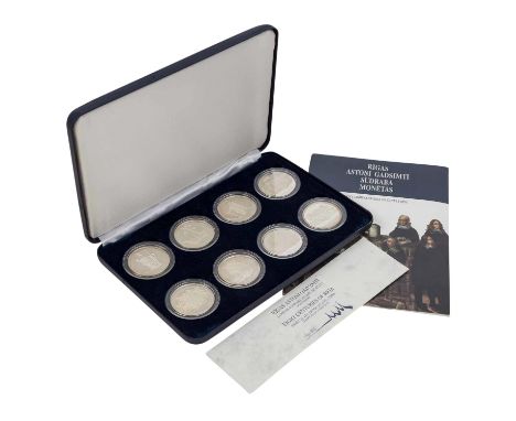 Lettland /SILBER - Set 'RIGA 800' mit 8 x 10 LATU 1998 Polierte Platte jeweils .925, ca. 31,5g, Dm ca. 38,6 mm, in Drehkapsel