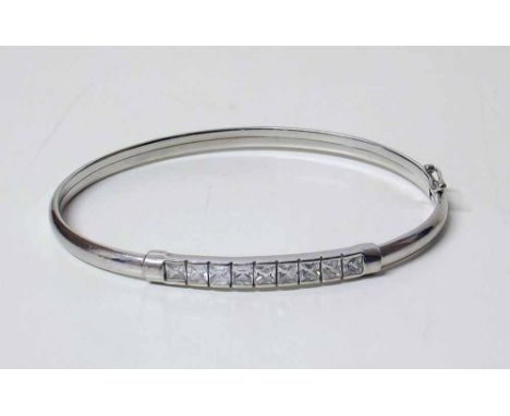 9ct white gold bangle set with white stones. Condition report: see terms and conditions
