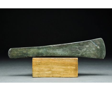 Ca. 2000-1500 BCA flat axe, with broad, curved cutting edge tapering gently to a rounded butt.Size: L:155mm / W:34mm ; 155gPr
