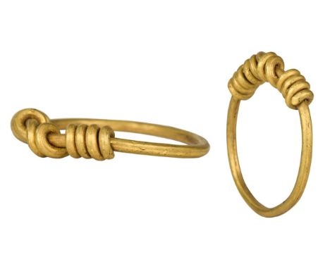 Ca. 900 ADA gold ring with a circular-shaped hoop and wrapped decoration with a central knot. This simple yet elegant ornamen