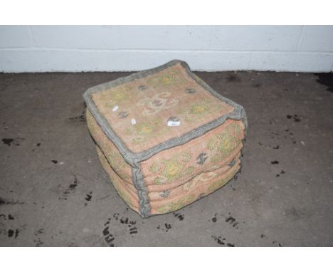 VINTAGE POUFFE