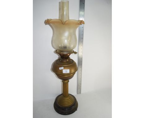 BRASS OIL LAMP WITH ETCHED SHADES WITH FLUTED COLUMN, HEIGHT APPROX 70CM