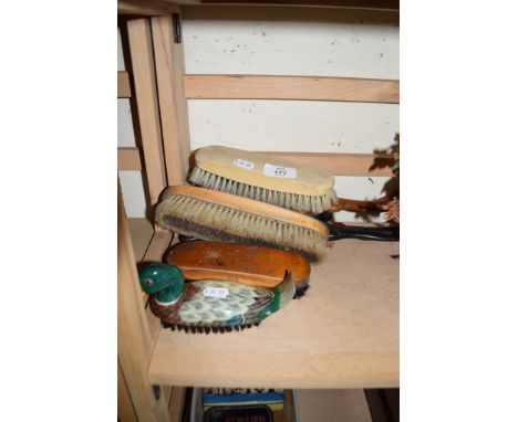 VARIOUS VINTAGE HOUSEHOLD CLOTHES BRUSHES