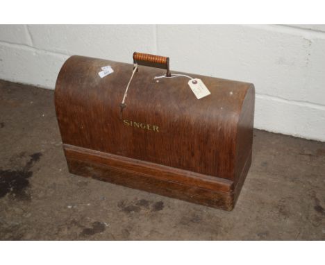 VINTAGE SINGER SEWING MACHINE IN CASE