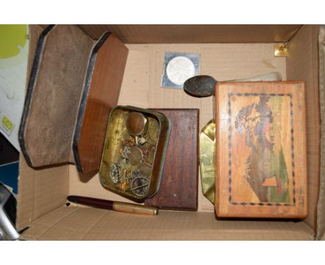 BOX CONTAINING VARIOUS COLLECTABLE ITEMS INCLUDING FOUNTAIN PEN, LETTER RACK, NOTTS &amp; DERBY REGIMENT CAP BADGE, MID-20TH 