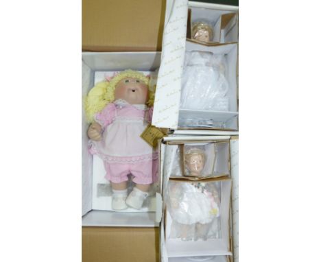 A Sarah Michelle Danbury Mint Cabbage Patch Kids doll, with stand, limited edition 1921/3000; 2 small Danbury Mint Shirley Te