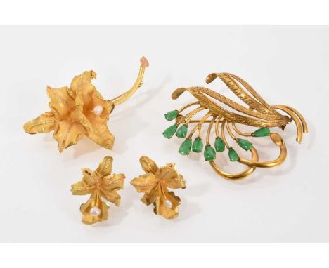 Yellow metal brooch in the form of an orchid with a cultured pearl stamen, 60mm, together with a pair of matching earrings wi