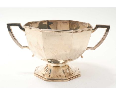 Early George V silver two-handled bowl of octagonal form, on an octagonal pedestal base (Sheffield 1912) Walker &amp; Hall. A