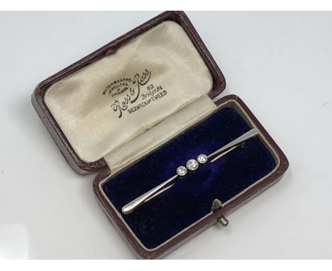A nice quality 18ct gold and platinum three stone diamond brooch, approximately 0.4ct, 4g.