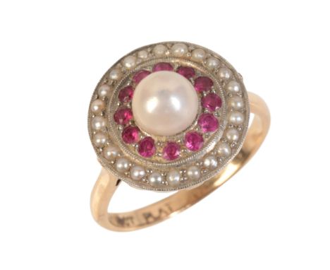 AN ANTIQUE PEARL AND RUBY TARGET RINGin 18ct gold and platinum, set with a cultured pearl of 6.1mm, in concentric borders of 