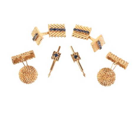 VAN CLEEF & ARPELS: TWO PAIRS OF VINTAGE CUFFLINKS & MATCHING COLLAR STUDSin 18ct gold, including a pair of stylised chevron 
