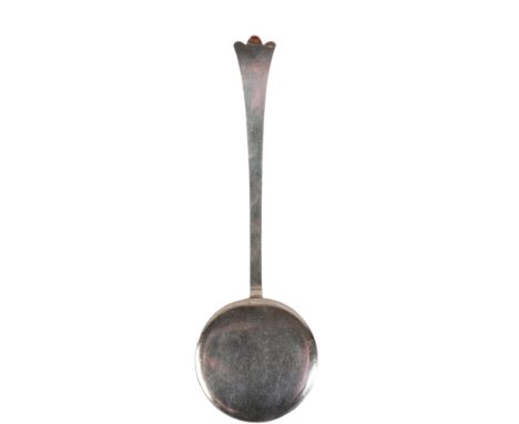 AN EDWARD VII SILVER CHOCOLATE SPOONby Skinner & Co, London 1905, with round bowl and triffid finial, 21.5 cm long, 2.5 tr. o