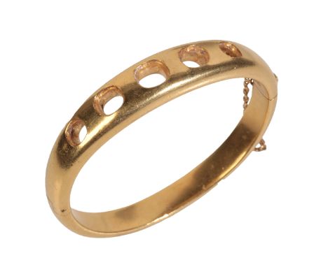 A 22CT GOLD HINGED BANGLE in solid 22ct gold, stones unset, secured with a tongue and groove clasp, no assay marks, c.16.0cm,