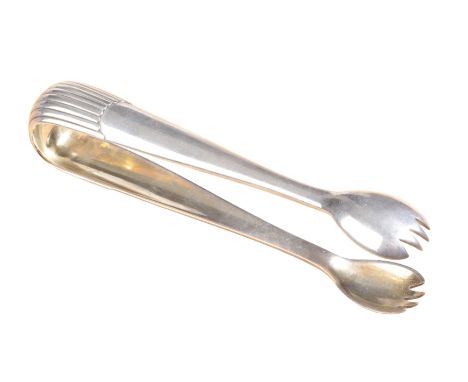 FABERGÉ: A PAIR OF EARLY 20TH CENTURY RUSSIAN SILVER SUGAR TONGS84 standard with Kokoshnik and Faberge marks, reeded terminal