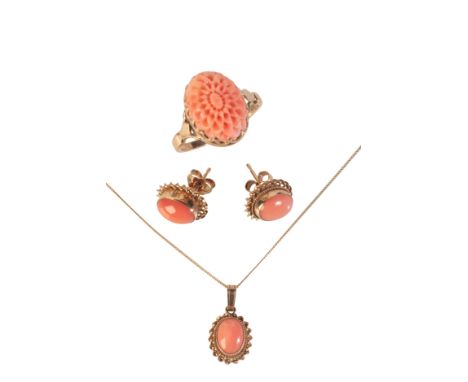 A VINTAGE CORAL DEMI PARUREin 9ct gold, including a pair of studs earrings, set with coral cabochons held in rubover setting,