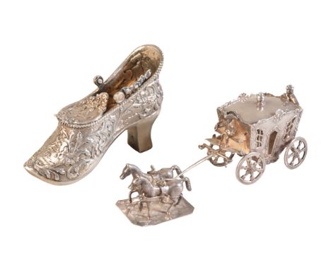 A 19TH CENTURY DUTCH COLONIAL SILVER 'POPPENHUIS' MODEL OF A COACH AND HORSES930 standard, 4.5cm high x 12cm long x 3.5cm wid