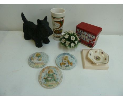 A mixed lot including a Scottie dog figurine, three cherished teddybear plaques and a Pointers of London trinket dish in orig