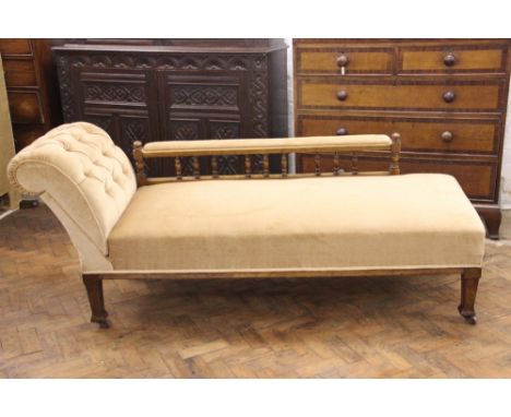 An Edwardian walnut combination chaise long/day bed, with button back scroll side, turned spindle back, on tapered square leg