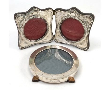 A silver mounted circular photograph frame, with engine turned decoration, wooden back and easel support, London 1911, diamet