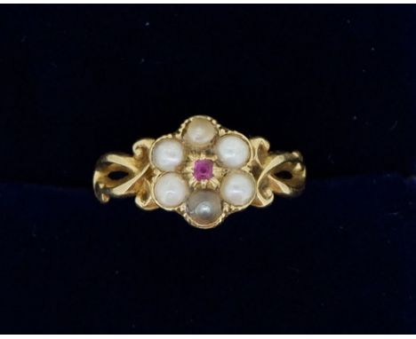 An Edwardian 18 carat gold cluster ring set seed pearls and ruby, size G 