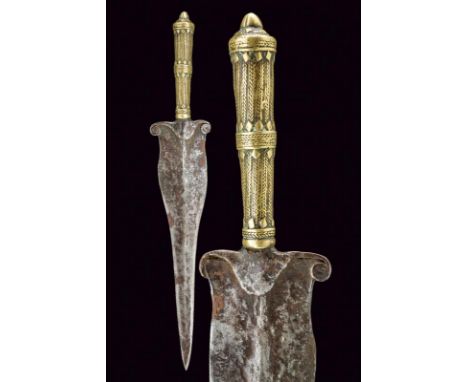 Very rare and unusual dagger with early blade and brass handle in Malabar style, dating: 16th Century, provenance: South Indi