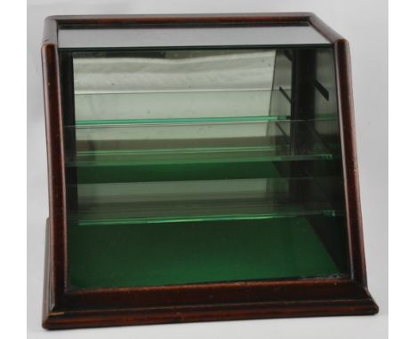 A small early 20th Century counter top shop display cabinet with glass shelf interior and slant front, h:26 x 32cm