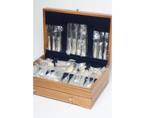 A SILVER TABLE SERVICE FOR EIGHT PLACE SETTINGS, maker R. Carr, Sheffield 1998 and 2000, in Old English pattern, comprising f