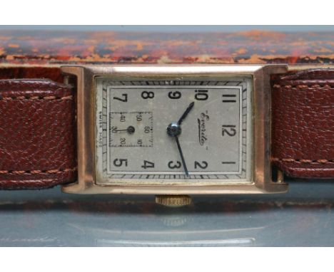 A GENTLEMAN'S ART DECO 9CT GOLD EVERITE WRISTWATCH, the slightly convex oblong silvered dial, with black Arabic numerals encl